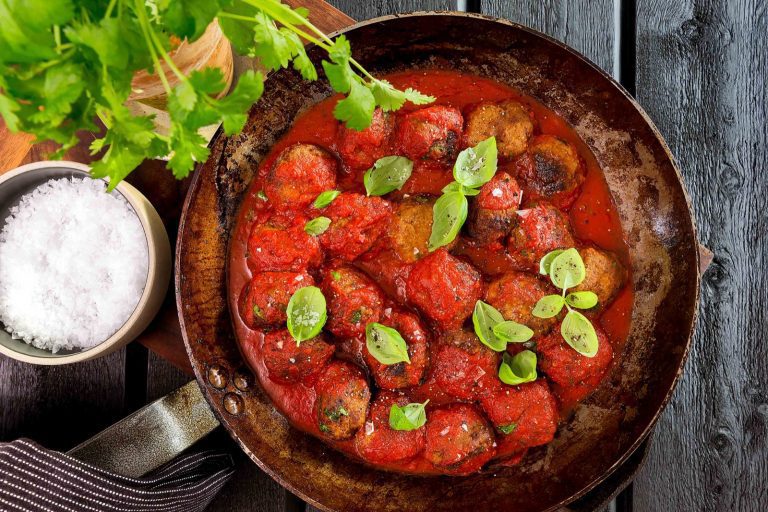 Kryddiga köttbullar i tomatsås