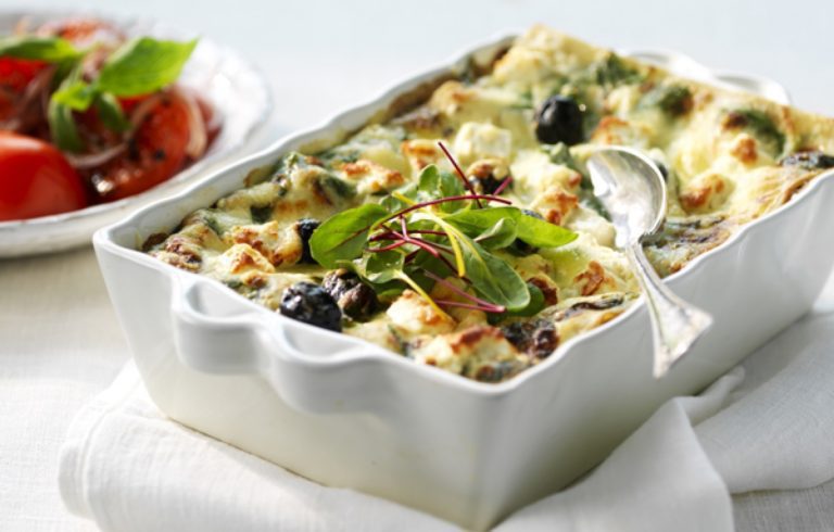 Vegetarisk lasagne med fetaost och oliver