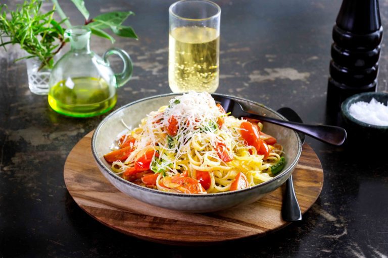 Vegetarisk pasta med tomat och vitlök