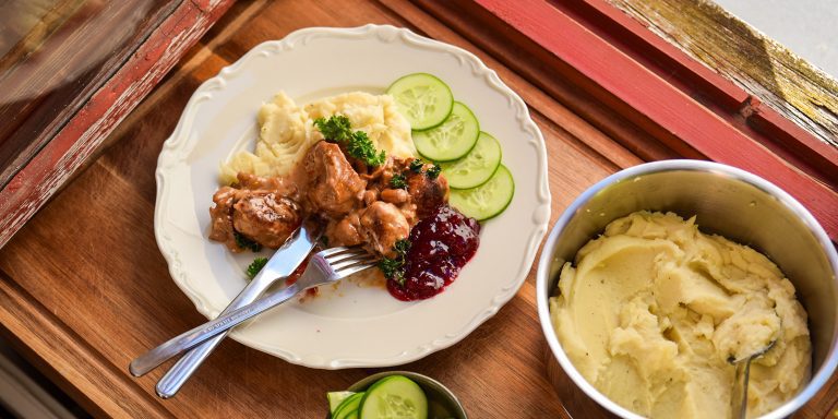 Kycklingköttbullar i kantarellsås med potatispuré och lingon