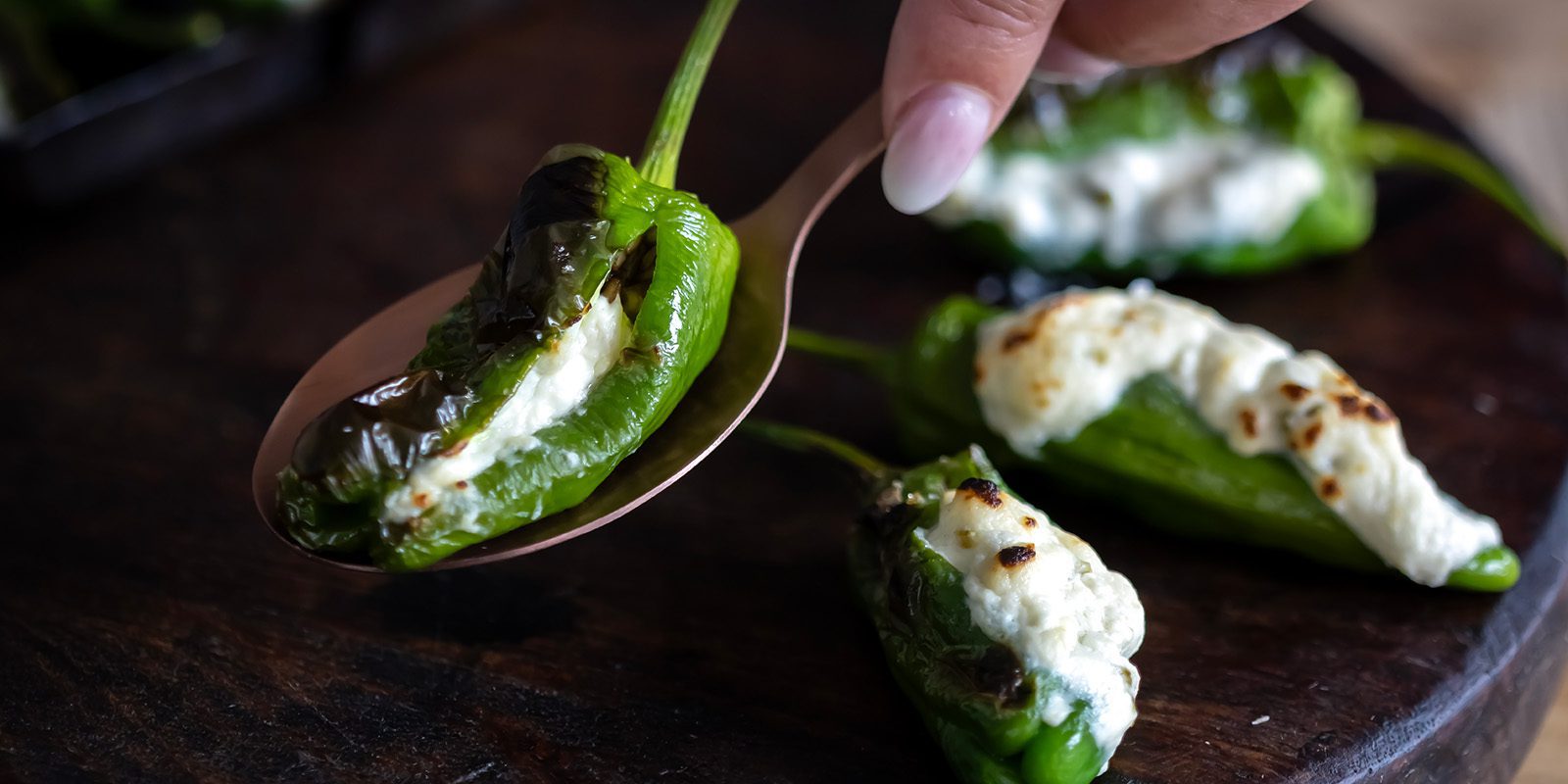 Pimentos de padron med fetaostkräm och jalapeno