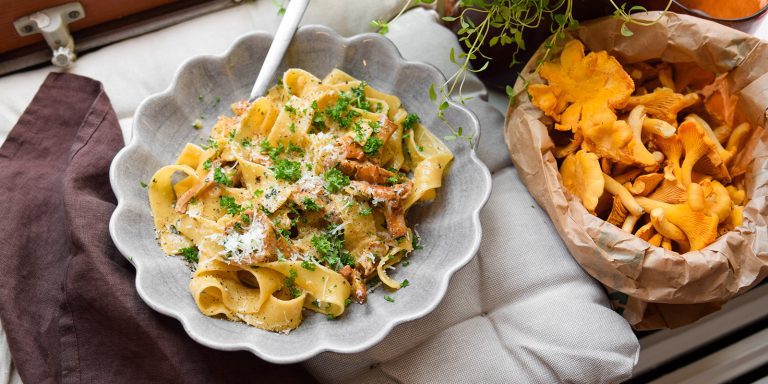 Snabbaste kantarellpastan med parmesan och örter