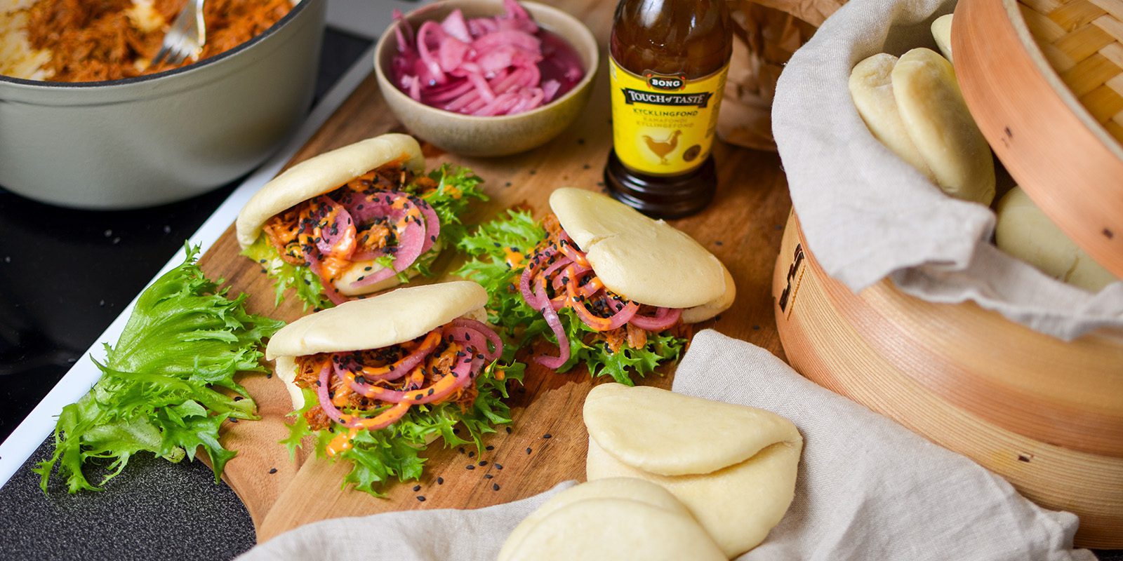 Bao buns med pulled pork, picklad rödlök och chilimayo