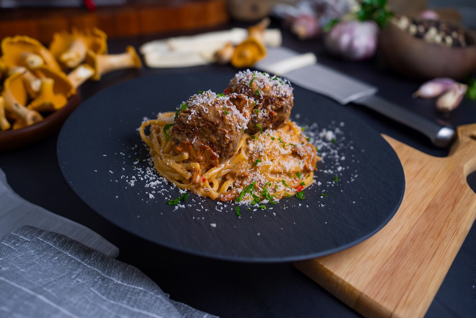 Kantarellpasta med köttbullar